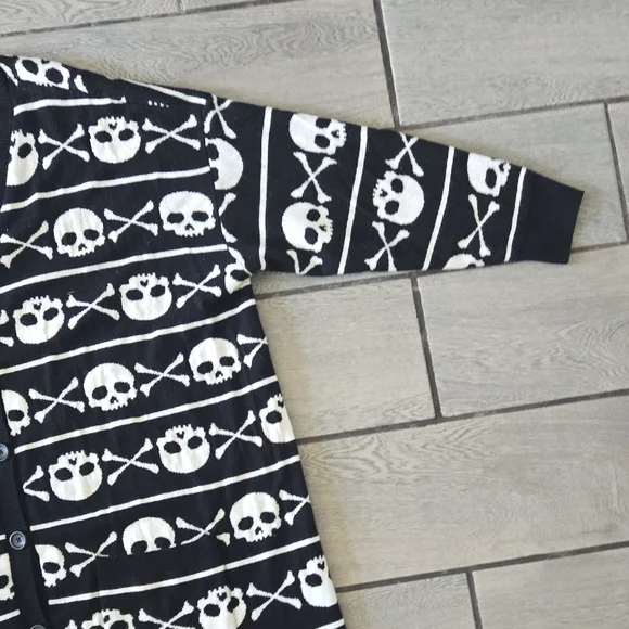 Hot Topic Black and White Cardigan Sweater with Geometric Patterns - Picture 5 of 7